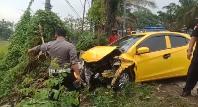 Diduga Selip, Dua Mobil Terlibat Tabrakan di Tunggorono Jombang, 3 Korban Luka