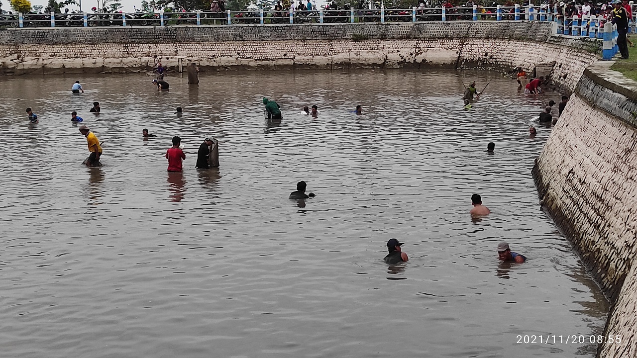 Ratusan Warga di Kediri Ramai-ramai Tangkap Ikan dengan Gunakan Tangan