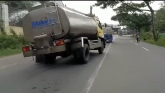 Viral Video Truk Oleng Berkecepatan Tinggi Melaju di Jalanan Mojokerto