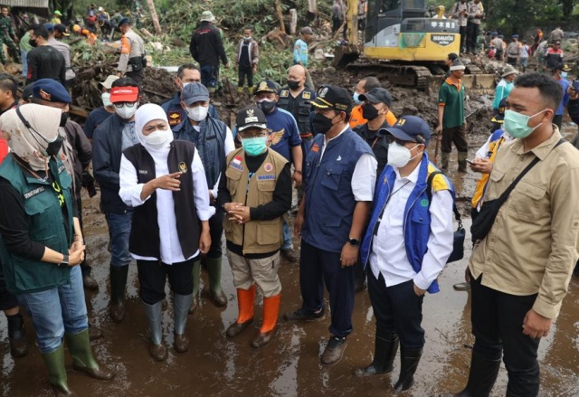 Gubernur Jatim, Khofifah Indar Parawansa tinjau lokasi bencana di Batu, Jumat (5/11/2021).