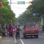 Jumat Berkah! Para Pengemis Surabaya Berkumpul di MERR Mengharap Sedekah