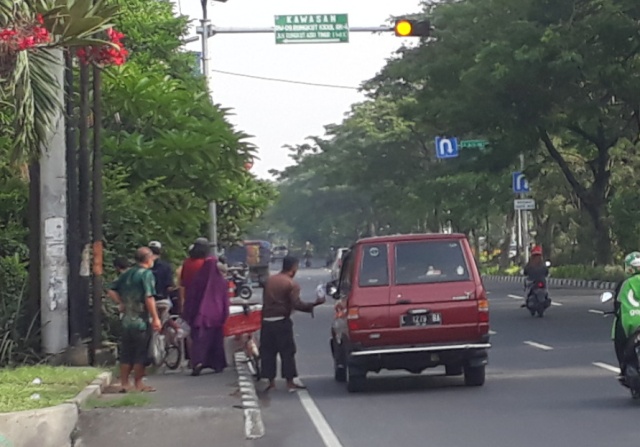 Para pengemis di Kota Surabaya mengais sedekah di MERR