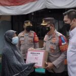 Pengusaha Surabaya Bagikan 5 Ribu Paket Sembako ke Warga Terdampak Covid-19 di Jakarta