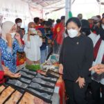 Puan Maharani ke Banyuwangi Menjahit Pelampung Jaring: Susah, Sampai Jatuh Jarumnya