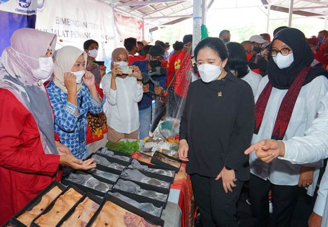 Didampingi Ipuk Fiestiandani, Puan Maharani keliling pasar nelayan di Kampung Mandar