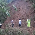 Tebing Longsor, Jalan Penghubung Dua Desa di Doko Blitar Putus