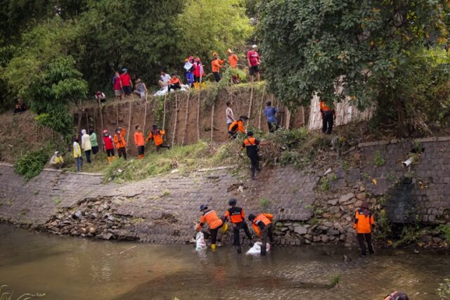 Antisipasi Banjir, Petugas Bersih-Bersih Sungai Kedak Kota Kediri
