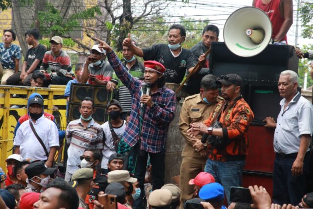 Ratusan Warga Demo Kantor Bupati Probolinggo, Protes Syarat Vaksinasi bagi Bacakades