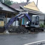 Ekskavator Rusak Teronggok di Tepi Jalan Probolinggo, Mengganggu AktivitasWarga