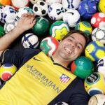 Benar-benar ‘Gibol’, Pria Ini Kumpulkan 1.230 Bola Berbeda dari Penjuru Dunia