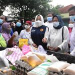 Tekan Kenaikan Harga, Bupati Mojokerto Cek Operasi Pasar Minyak Goreng Murah