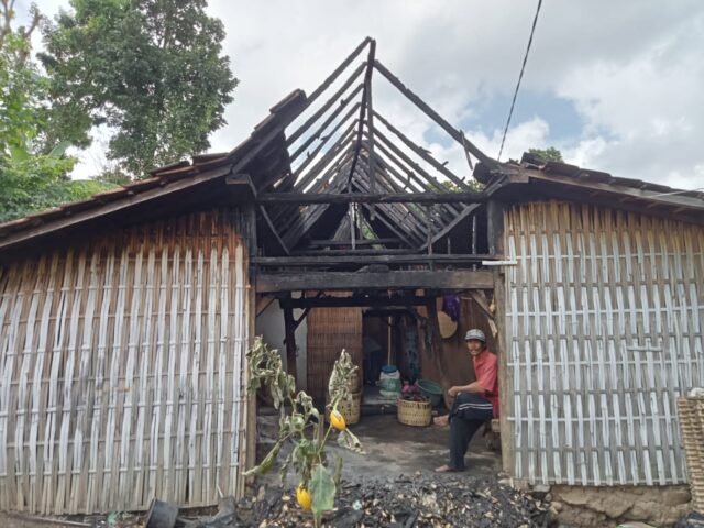 Lupa Matikan Api Tungku, Rumah Warga Curahtatal Situbondo Terbakar 
