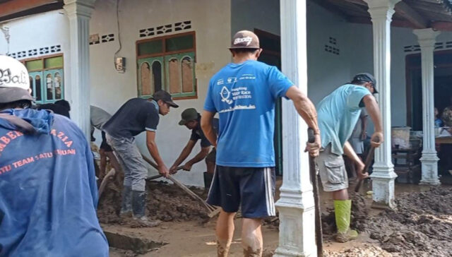 Longsor di Balerejo Blitar, Warga Gotong Royong Bersihkan Material dan Benahi Rumah