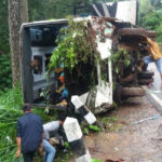 Minibus dari Pasuruan Terguling di Jalur Cangar Mojokerto, 1 Tewas 21 Terluka