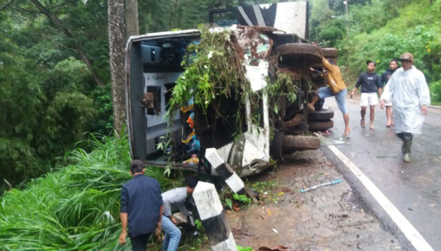 Minibus dari Pasuruan Terguling di Jalur Cangar Mojokerto, 1 Tewas 21 Terluka