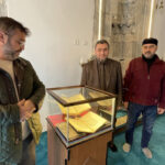 Al-Qur’an Tulisan Tangan Berumur 450 Tahun Ditemukan di Gudang Masjid Kuno