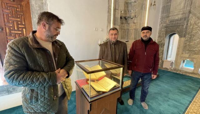 Al-Qur’an Tulisan Tangan Berumur 450 Tahun Ditemukan di Gudang Masjid Kuno