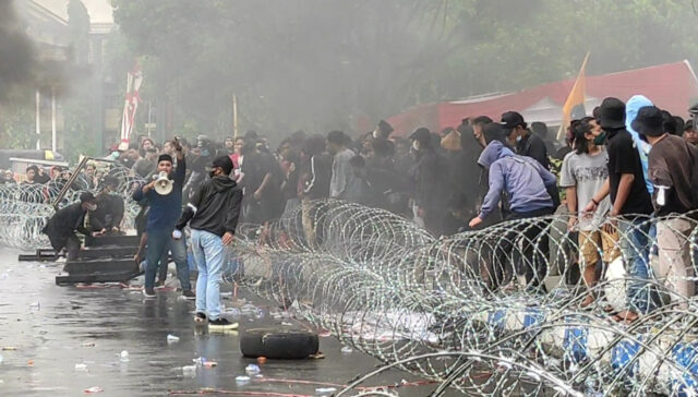 Ratusan Mahasiswa Jember Demonstrasi Menolak Tambang