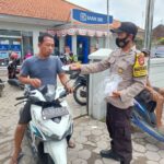 Komitmen Tingkatkan Disiplin Warga, Polisi di Nganjuk Terus Bagikan Masker