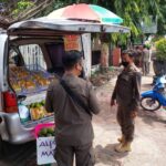 Satpol PP Kota Probolinggo Tertibkan PKL Mokong di Jalan Suroyo
