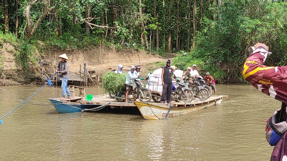 Ratusan Warga Dua Desa di Jember Lintasi Sungai dengan Perahu Getek