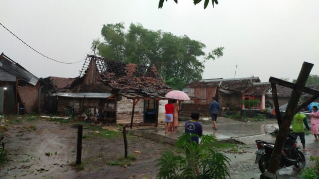 Puting Beliung Porak-porandakan Puluhan Rumah di Plandaan Jombang