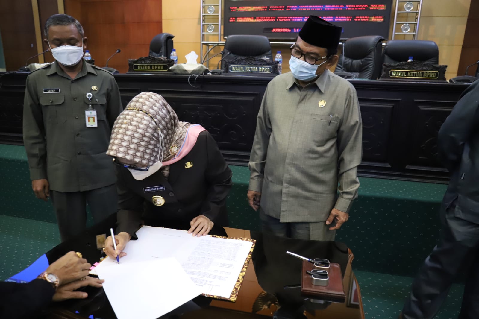 Seluruh Fraksi DPRD Jombang Setuju, Raperda APBD 2022 Resmi Jadi Perda