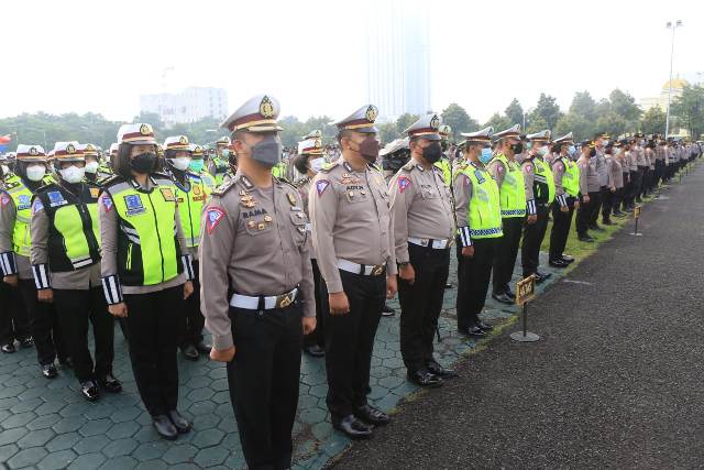 Kapolda Jatim pimpin apel gelar pasukan jelang perayaan malam tahun baru 2022 di lapangan mapolda jatim