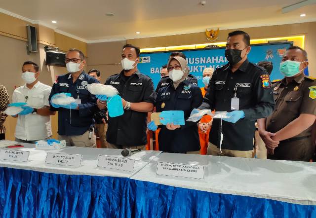 BNNP Jatim memusnahkan barang bukti narkoba jenis sabu dengan total seberat 3,289,03 gram