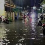 Hujan Deras Banjiri Kampung Wonocolo, Warga Diimbau Tak Buang Sampah ke Sungai