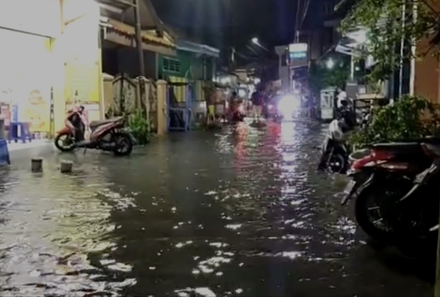 Hujan Deras Banjiri Kampung Wonocolo, Warga Diimbau Tak Buang Sampah ke Sungai