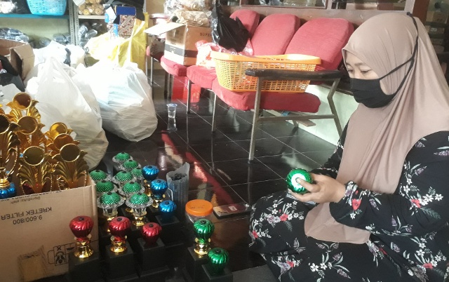 Mulai Banyak Pesanan, Bisnis Piala di Surabaya Kembali Bangkit Setelah Dihantam Covid-19