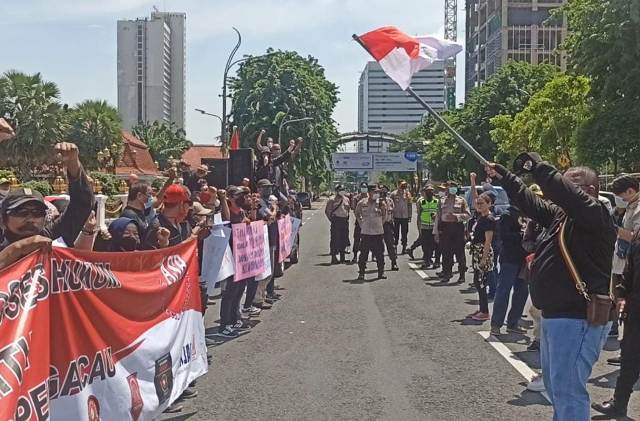 Tuntut Kapolri Tangkap Habib Bahar, Arek Suroboyo Bergerak Demo di Grahadi