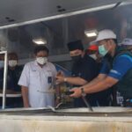 Kunjungi Posko Bencana Semeru, Erick Thohir Jadi Chef Dadakan di Foodtruck PLN
