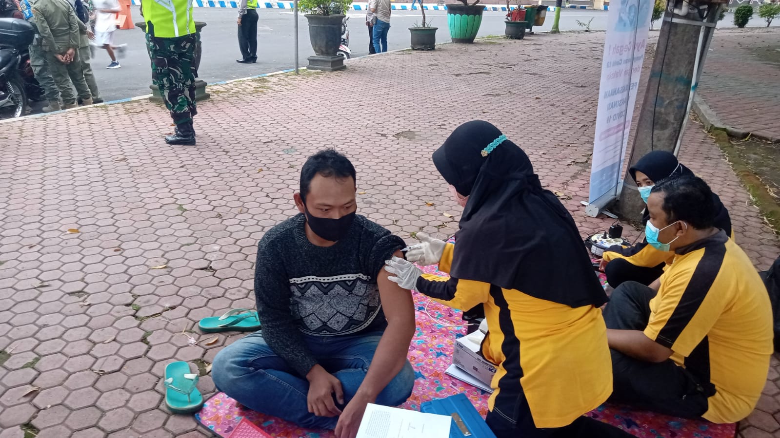 Petugas Gabungan di Bondowoso Gelar Grebek Vaksinasi ke Pejalan Kaki dan Pemotor