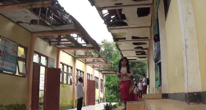 Puluhan Siswa SD di Situbondo Bertaruh Nyawa Belajar di Gedung Sekolah Rusak Berat
