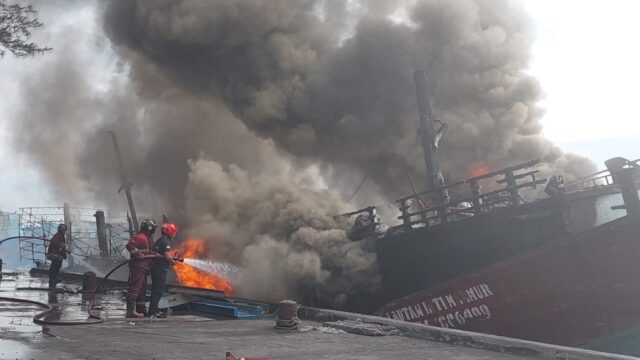 Kapal Pengangkut Ikan di Dermaga PPM Kota Probolinggo Terbakar