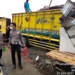 Diduga Kurang Konsentrasi, Truk Tabrak Warung di Jombang, Pemilik Warung Meninggal