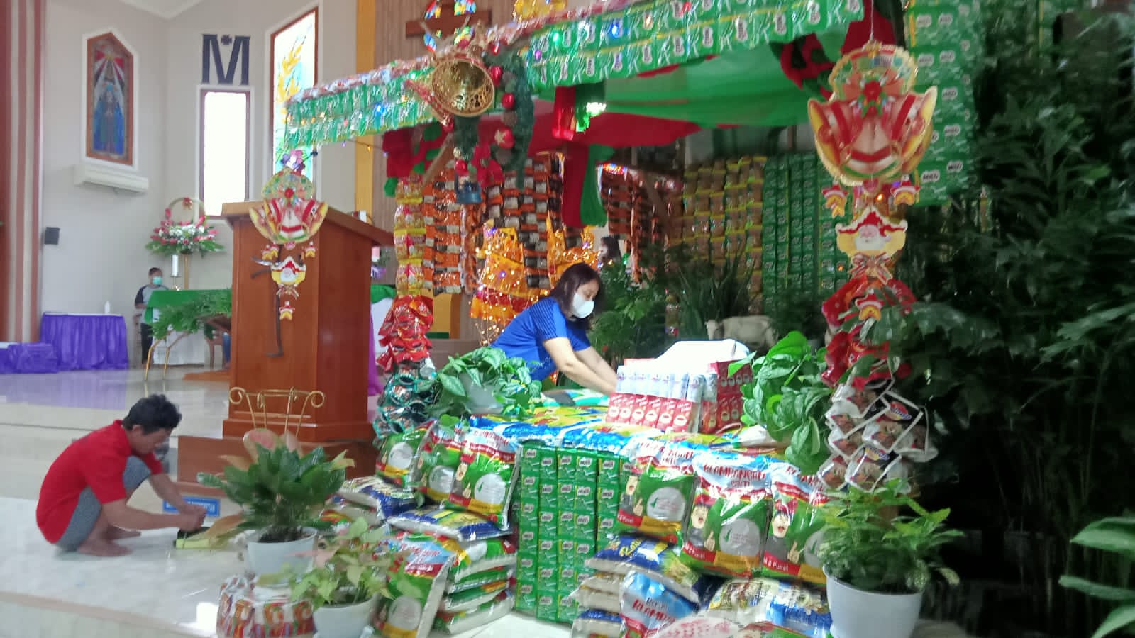 Perayaan Natal Unik, Gereja di Banyuwangi Dihias dengan Menggunakan Sembako