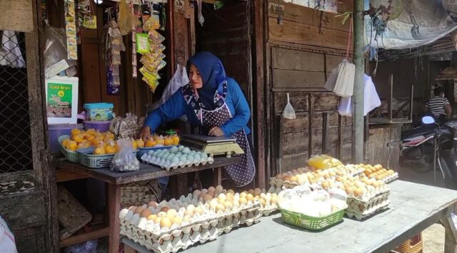 Harga Telur di Kota Blitar Meroket, Telur Pecah Jadi Buruan Pembeli