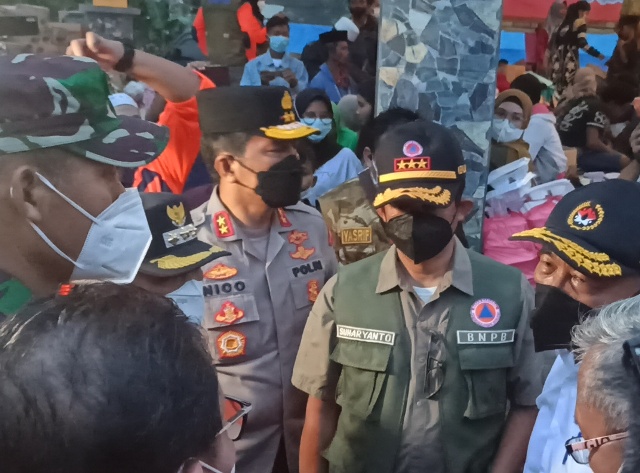 Kapolda Jatim bersama kepala BNPB meninjau lokasi pengungsian korban erupsi Gunung Semenru