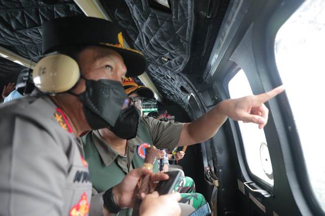 Pantau dari helikopter! Kapolda Jatim, kepala BNPB, Panglima TNI, dan Gubernur Jatim mengamati kondisi Gunung Semeru dari udara