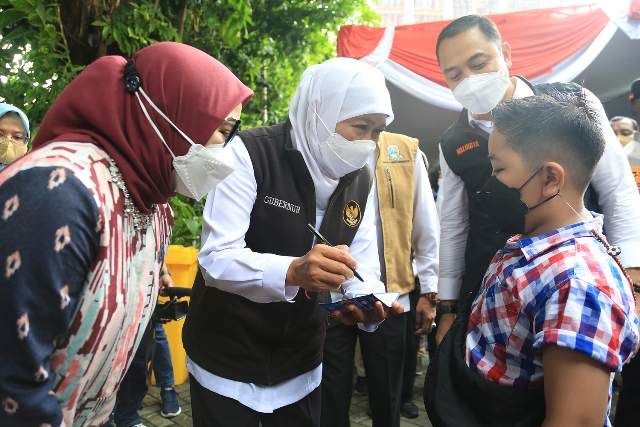 Kick Off Vaksinasi Usia 6-11 Tahun se-Jatim, Khofifah Sebut Surabaya Jadi Lokomotif