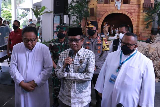 Pastikan Ibadah Natal Aman, Mahfud MD Cek Kesiapan Dua Gereja di Surabaya