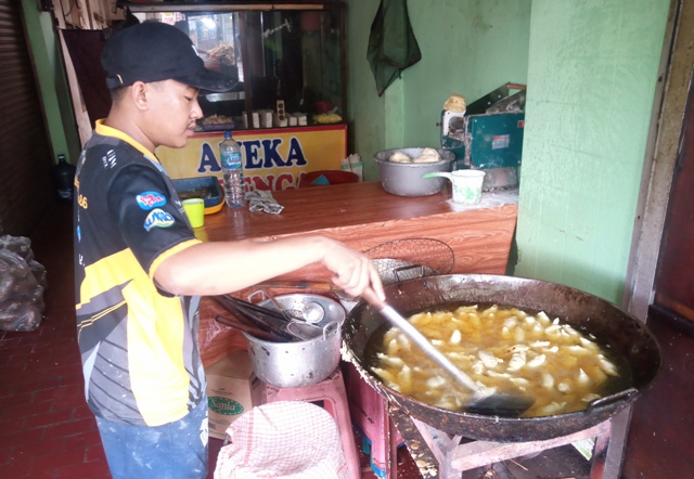 Minyak goreng mahal! Madi, pedagang gorengan di Surabaya terpaksa mengecilkan ukuran dagangannya