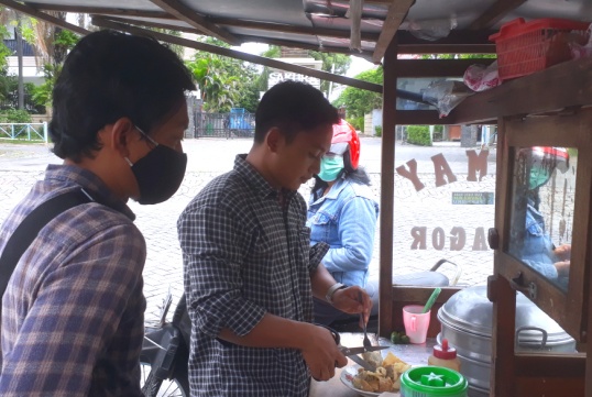 Asep Firmansyah (21) pedagang siomay di Surabaya mengaku akan nekat pulkam ke Garus, Jabar saat libur Nataru
