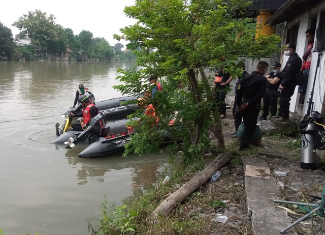 Tim Basarnas melakukan pencarian bocah 11 tahun yang didiga tenggelam di sungai belakang rumahnya