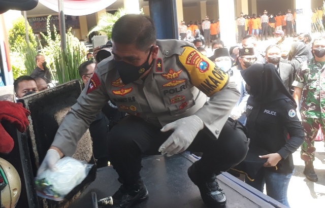 Wakapolda Jatim Brigjen Pol Slamet Hadi Supraptoyo sedang memasukkan barang bukti kasus Narkoba ke mesin insinerator, Kamis (23/12/2021).
