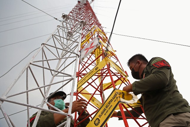 Satpol PP Kota Surabaya menyegel lima menara telekomunikasi tak berizin meski pemiliknya melayangkan gugatan