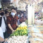 Sidak Ditemani Eri Cahyadi, Wamendag Jajal Layanan Cashless di Pasar Surabaya